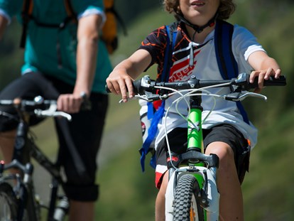 Mountainbike Urlaub - Wellnessbereich - Osttirol ist ein Eldorado für Mountainbiker.

Bei insgesamt 1.000 Kilometern, aufgeteilt auf 120 markierten Mountainbikerouten finden alle Biker, egal wie geübt, was sie suchen. O - Hotel Goldried