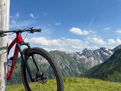 Mountainbike Urlaub - Sauna - Biketour auf den Lug - Alpen Hotel Post