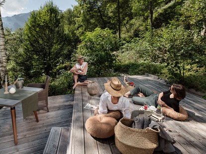 Mountainbike Urlaub - Wellnessbereich - Relaxtes Picknick im Berggarten - The RESI Apartments "mit Mehrwert"