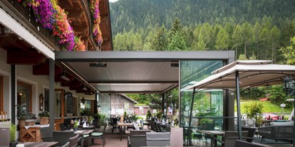 Mountainbike Urlaub - Garten - Tirol - unsere Sonnenterrasse mit Pergola - Hotel Café Brunnenhof