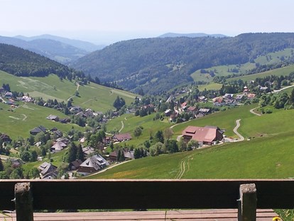 Mountainbike Urlaub - Umgebungsschwerpunkt: am Land - Deutschland - Blick auf Todtnauberg Richtung Süd-Westen vom Heidegger Rundweg - Panorama Lodge Sonnenalm Hochschwarzwald