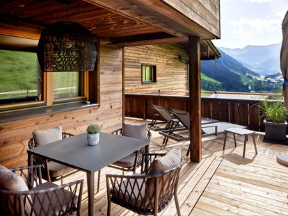 Mountainbike Urlaub - Hotel-Schwerpunkt: Mountainbike & Wandern - Mei.Auszeit Balkon mit Sitzgelegenheit und Sonnenliegen - Mei.Berg