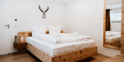 Mountainbike Urlaub - Nordrhein-Westfalen - Schlafzimmer mit Doppelbett im Homert Apartment  - My Lodge Winterberg
