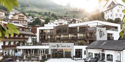 Mountainbike Urlaub - Pools: Außenpool beheizt - Trentino-Südtirol - Aussenansicht Hotel - Aktiv und Wellnesshotel Traube Post
