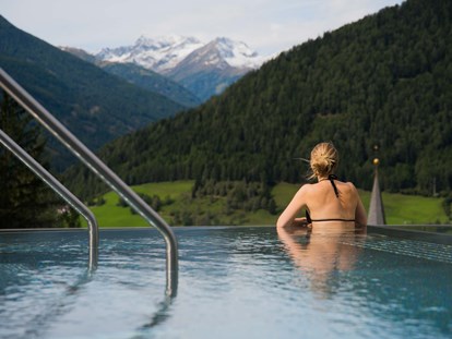 Mountainbike Urlaub - Sauna - Goldried Spa & Wellness

Ein Spa & Wellness-Erlebnis abseits des üblichen - Willkommen in den Alpen, hoch erhoben, über 1000 Meter über dem Meeresspiegel. Im Hotel Goldried vereinen wir herrliche Ausblicke mit einem hochmodernen Spa & Wellness -Bereich, der neben belebenden Behandlungen vier verschiedene Arten von Sauna, ein Freibad und Ruheräume bietet. - Hotel Goldried
