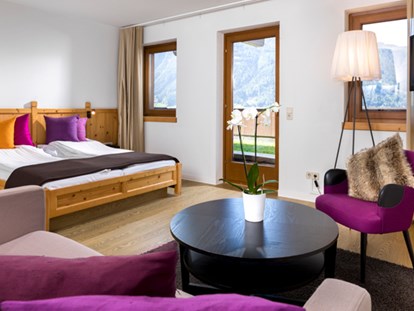 Mountainbike Urlaub - E-Bike Ladestation - Tirol - Wie eine Postkarte – aber Wirklichkeit. So beschreiben Gäste die Aussicht der Zimmer vom Hotel Goldried. Sie müssen nur die Tür zum Balkon oder zur Terrasse öffnen, und schon finden Sie sich direkt in der Alpenlandschaft wieder. Unsere Doppelzimmer Exklusiv sind modern eingerichtet und liegen im Hauptgebäude des Hotels. Alle Zimmer sind neu renoviert. - Hotel Goldried