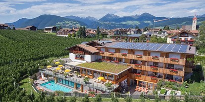 Mountainbike Urlaub - barrierefrei - Trentino-Südtirol - Unser Hotel liegt wunderschön inmitten von Apfelplantagen. - Hotel Jonathan ****