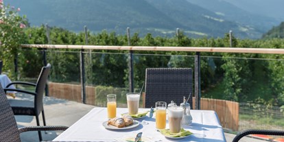 Mountainbike Urlaub - Biketransport: Bike-Shuttle - Trentino-Südtirol - Genießen Sie ein reichhaltiges Frühstück von unserer Sonnenterrasse. - Hotel Jonathan ****