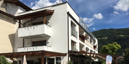 Mountainbike Urlaub - Trentino-Südtirol - Hotel (Haupthaus). Gebäude mit 25 Zimmer, Speisesaal, Lobby & Barbereich, Terrasse mit Getränkeservice, Wellnessbereich, videoüberwachtes Bike Depot. - Hotel Innerhofer 
