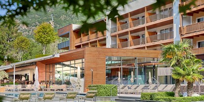 Mountainbike Urlaub - Fitnessraum - Trentino-Südtirol - Mediterraner Garten mit Kuschelliegen - Feldhof DolceVita Resort