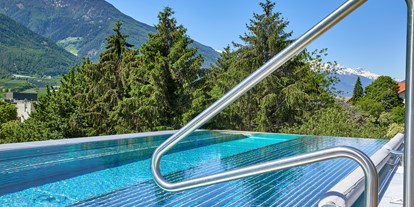 Mountainbike Urlaub - Pools: Infinity Pool - Trentino-Südtirol - Großer Panorama-Whirlpool 34 °C auf dem Feldhof-Dach - Feldhof DolceVita Resort