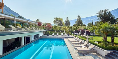 Mountainbike Urlaub - Parkplatz: kostenlos beim Hotel - Trentino-Südtirol - Sportbecken 27 °C im Garten - Feldhof DolceVita Resort