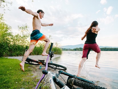 Mountainbike Urlaub - Tröpolach - Am eigenen Badestrand - nach einem erlebenisreichen MTB-Tag. - Ferienwohnungen und Seebungalows am Faaker See - Karglhof OG