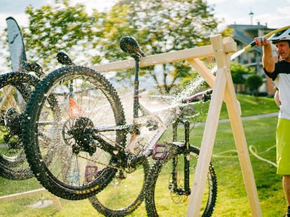 Mountainbike Urlaub - Biketransport: öffentliche Verkehrsmittel - Kärnten - Reinigungsmöglichkeit im Garten - Ferienwohnungen und Seebungalows am Faaker See - Karglhof OG