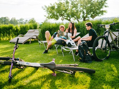 Mountainbike Urlaub - Feld am See - Chillen im Garten - Ferienwohnungen und Seebungalows am Faaker See - Karglhof OG