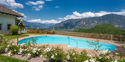 Mountainbike Urlaub - Pools: Außenpool nicht beheizt - Trentino-Südtirol - solarbeheiztes Freischwimmbad mit Ausblick - Hotel Sigmundskron
