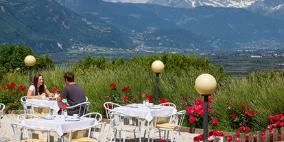 Mountainbike Urlaub - Bikeverleih beim Hotel: E-Mountainbikes - Trentino-Südtirol - Frühstück auf unserer Panoramaterrasse - Hotel Sigmundskron