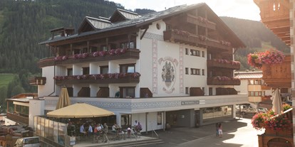 Mountainbike Urlaub - Pools: Außenpool beheizt - Tirol - Posthotel Außenansicht - Posthotel Serfaus