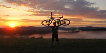 Mountainbike Urlaub - Bikeverleih beim Hotel: Zubehör - Deutschland - Abendstimmung in Frauenwald - Gasthaus Waldfrieden