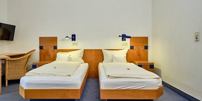 Mountainbike Urlaub - Rheinland-Pfalz - Das Doppelzimmer bietet Platz für zwei Personen. Die Zimmer sind mit einem eigenen Bad/WC sowie einem Queensize-Bett (140/160-200 cm) oder zwei Single Bett bzw. mit einem Kingsize-Bett ( 180-200 cm)ausgestattet. - Apartments & Landhotel Zum Storchennest