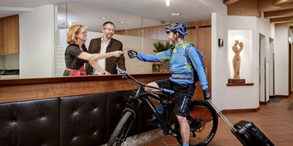 Mountainbike Urlaub - Ladestation Elektroauto - Tirol - Wir sind BIKER! Herzlich willkommen in Ihrem BIKER-Hotel Naudererhof!  - Alpin ART & SPA Hotel Naudererhof