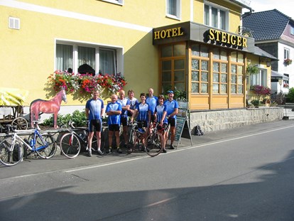 Mountainbike Urlaub - Deutschland - Belgische Bikergruppe vor Gaststätte- und Hoteleingang - Hotel-Gasthaus Steiger mit Ferienhaus und Ferienwohnungen