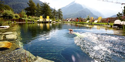 Mountainbike Urlaub - Klassifizierung: 4 Sterne - Tirol - Garten mit Badeteich am Hotel - Alpengasthof Grüner