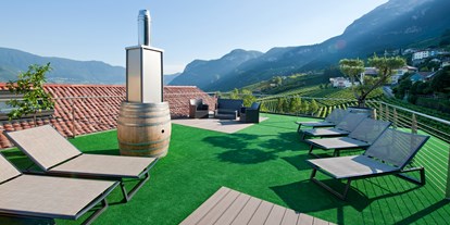 Mountainbike Urlaub - Hotel-Schwerpunkt: Mountainbike & Kulinarik - Trentino-Südtirol - Panorama-Sonnenterrasse über den Dächern von Kurtatsch - BikeHotel Terzer