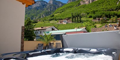 Mountainbike Urlaub - Bikeverleih beim Hotel: E-Mountainbikes - Trentino-Südtirol - Whirlpool auf Panorama-Sonnenterrasse  - BikeHotel Terzer
