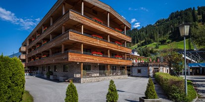 Mountainbike Urlaub - Fahrradwaschplatz - Tirol - Aussenansicht Aktivhotel Tuxerhof - Aktivhotel Tuxerhof KG