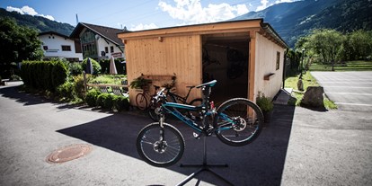 Mountainbike Urlaub - Parkplatz: kostenlos beim Hotel - Tirol - Fahrradgarage 1 - Aktivhotel Tuxerhof KG