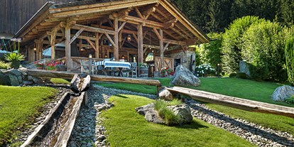 Mountainbike Urlaub - Hotel-Schwerpunkt: Mountainbike & Schwimmen - Tirol - Unser Grillplatz mitten im Obstgarten ist der perfekte Ort, um einen schönen Urlaubstag ausklingen zu lassen. 
 - ASTER