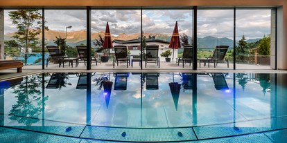 Mountainbike Urlaub - Hotel-Schwerpunkt: Mountainbike & Familie - Tirol - Hallenbad mit wunderbarer Aussicht auf die Berge - Sedona Lodge