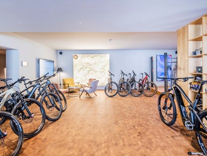Mountainbike Urlaub - Parkplatz: kostenlos beim Hotel - SIMPLON Test Ride Center - Alpen Hotel Post