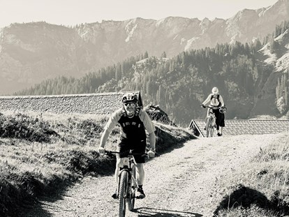 Mountainbike Urlaub - Parkplatz: kostenlos beim Hotel - Mountainbike-Guide Christian - Alpen Hotel Post
