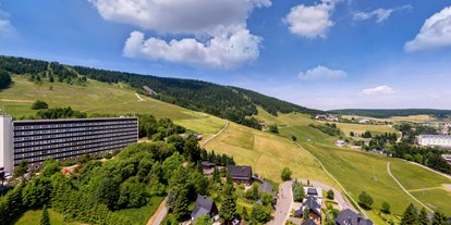 Mountainbike Urlaub - Biketransport: Bergbahnen - Deutschland - Aussicht auf das Hotel im Kurort Oberwiesenthal. - AHORN Hotel Am Fichtelberg 