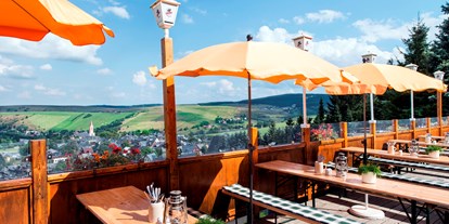 Mountainbike Urlaub - Parkplatz: kostenlos in Gehweite - Deutschland - Berghütte "Pistenblick" im Sommer - AHORN Hotel Am Fichtelberg 