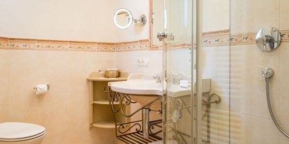 Mountainbike Urlaub - Hallenbad - Deutschland - Moderne Badezimmer mit Dusche in jeder Zimmer-Kategorie - Hotel Der Alpenhof