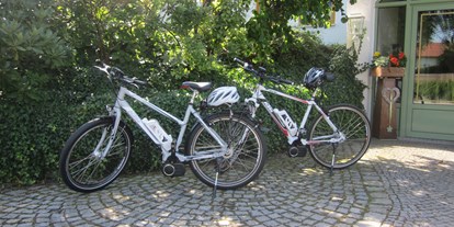 Mountainbike Urlaub - MTB-Region: DE - Bayrischer Wald - Deutschland - Wer ganz ohne Anstrengung die Gegend erkunden will, kann sich bei uns ein E-Bike leihen. Die Elektrofahrräder haben einen integrierten Akku, der sich bei Bedarf einschalten und in verschiedenen Stufen regeln lässt. Mit der Unterstützung durch den Motor sind längere und schwierigere Touren als mit dem „normalen“ Rad möglich. Unsere Fahrräder der Marke KTM sind für jedes Gelände geeignet. Ob Sie nun eine gemütliche Tour entlang der Donau oder eine rasante Fahrt durch den hügeligen Bayerischen Wald planen – mit unseren E-Bikes haben Sie immer Rückenwind! - Hotel Lindenhof***