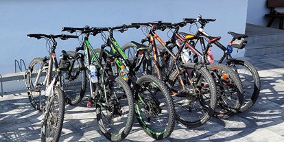 Mountainbike Urlaub - Preisniveau: günstig - Trentino-Südtirol - Radplatz für eine kurze Rast
(abschließbarer Keller vorhanden) - B&B HOTEL MOTEL SONNECK 