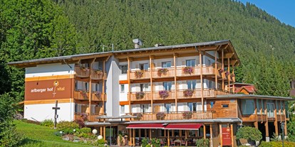 Mountainbike Urlaub - Hotel-Schwerpunkt: Mountainbike & Ruhe - Kärnten - Hausansicht - Hotel Arlbergerhof Vital