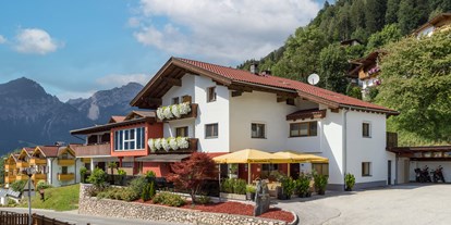 Mountainbike Urlaub - Hotel-Schwerpunkt: Mountainbike & Wellness - Tirol - Hotel Sonnleiten Bruck Aussenansicht - Hotel Sonnleiten