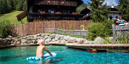 Mountainbike Urlaub - Sauna - Kärnten - Biotopteich im Dorf Kleinwild - Slow Travel Resort Kirchleitn