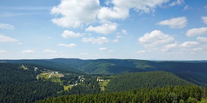Mountainbike Urlaub - Therme - Deutschland - Aussicht aus dem AHORN Panorama Hotel Oberhof auf den Thüringer Wald. - AHORN Panorama Hotel Oberhof