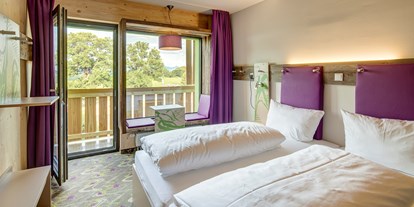 Mountainbike Urlaub - Sauna - Deutschland - Trendige Design-Zimmer mit vielen Ablageflächen und Sitzbank im Panoramafenster. - Explorer Hotel Neuschwanstein 