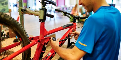 Mountainbike Urlaub - Fahrradraum: versperrbar - Deutschland - Präpariere Dein Bike an der Werkbank - Explorer Hotel Neuschwanstein 