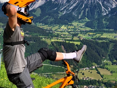 Mountainbikehotel: Planai Bike Park Bikepark Schladming 2.0
Der Action-Spaß für jedermann. | © Roland Haschka
Mit der 10er Seilbahn Planai geht es für Biker und ihre Sportgeräte schnell und komfortabel auf die Schladminger Planai und zu den Einstiegen der Trails.
Ein abwechslungsreiches Streckenangebot lässt im Bikepark Schladming keine Wünsche offen. Die Trails wie die Flowline, der Uphill Flow Trail und die Jumpline begeistern sowohl Einsteiger als auch Profi-Downhiller. Eine Vielzahl an Downhill-Strecken garantieren maximalen Bikespaß für alle Profis.
NEU ab dem Sommer 2021: Nach Umbauarbeiten geht es über den Fairy Trail
ab der Mittelstation wie auf der Flowline mit einer einfachen Streckenführung talwärts. Der letzte Abschnitt bis zum Planai Stadion führt entweder über die Downtown Line oder die Landesstraße. - Hotel Annelies