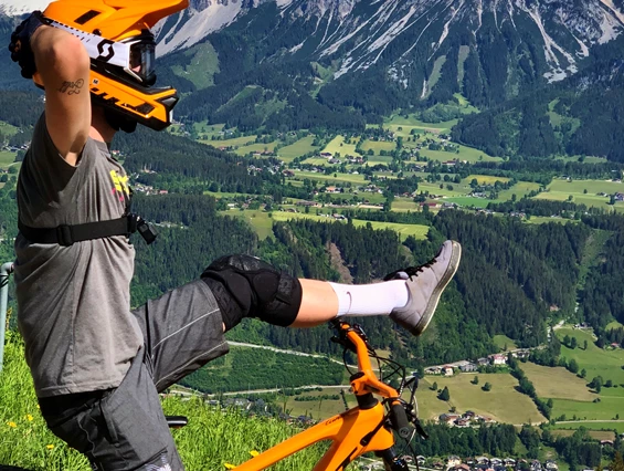 Mountainbikehotel: Planai Bike Park Bikepark Schladming 2.0
Der Action-Spaß für jedermann. | © Roland Haschka
Mit der 10er Seilbahn Planai geht es für Biker und ihre Sportgeräte schnell und komfortabel auf die Schladminger Planai und zu den Einstiegen der Trails.
Ein abwechslungsreiches Streckenangebot lässt im Bikepark Schladming keine Wünsche offen. Die Trails wie die Flowline, der Uphill Flow Trail und die Jumpline begeistern sowohl Einsteiger als auch Profi-Downhiller. Eine Vielzahl an Downhill-Strecken garantieren maximalen Bikespaß für alle Profis.
NEU ab dem Sommer 2021: Nach Umbauarbeiten geht es über den Fairy Trail
ab der Mittelstation wie auf der Flowline mit einer einfachen Streckenführung talwärts. Der letzte Abschnitt bis zum Planai Stadion führt entweder über die Downtown Line oder die Landesstraße. - Hotel Annelies