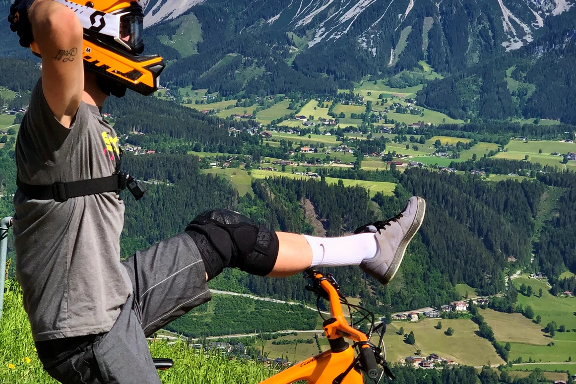 Mountainbikehotel: Planai Bike Park Bikepark Schladming 2.0
Der Action-Spaß für jedermann. | © Roland Haschka
Mit der 10er Seilbahn Planai geht es für Biker und ihre Sportgeräte schnell und komfortabel auf die Schladminger Planai und zu den Einstiegen der Trails.
Ein abwechslungsreiches Streckenangebot lässt im Bikepark Schladming keine Wünsche offen. Die Trails wie die Flowline, der Uphill Flow Trail und die Jumpline begeistern sowohl Einsteiger als auch Profi-Downhiller. Eine Vielzahl an Downhill-Strecken garantieren maximalen Bikespaß für alle Profis.
NEU ab dem Sommer 2021: Nach Umbauarbeiten geht es über den Fairy Trail
ab der Mittelstation wie auf der Flowline mit einer einfachen Streckenführung talwärts. Der letzte Abschnitt bis zum Planai Stadion führt entweder über die Downtown Line oder die Landesstraße. - Hotel Annelies
