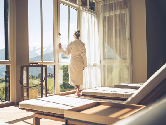 Mountainbikehotel: 
Ruheraum Himmelreich
Himmlisch, Himmlischer, Himmelreich!
In unserem neuen Ruheraum blicken Sie erhaben in die Ennstaler Bergwelt. Auf großzügigen 120m2 warten 19 Wellness Liegen, die zum Lesen, schlafen oder einfach nur genießen einladen.
Der Ruheraum Himmelreich soll für Sie wirklich ein kleines Himmelreich sein und auch hier haben wir mit viel Liebe zum Detail ein kleines Paradies für Sie geschaffen.
Ein Kamin sorgt für wohlige Wärme und eine kuschelige Atmosphäre.
Machen Sie es sich auf den kuscheligen Liegen gemütlich –  lesen Sie ein Buch oder genießen Sie schlicht und einfach den traumhaften Weit– und Ausblick ….hoch über dem Ennstal.
 - Hotel Annelies